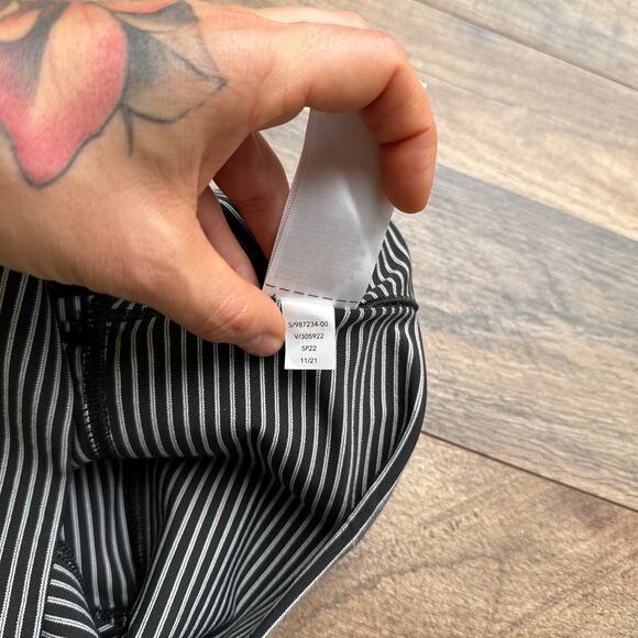 Athleta‎ Satulation Stash Pocket II Textured Leggings Women's Large Cropped NWT - Picture 6 of 14